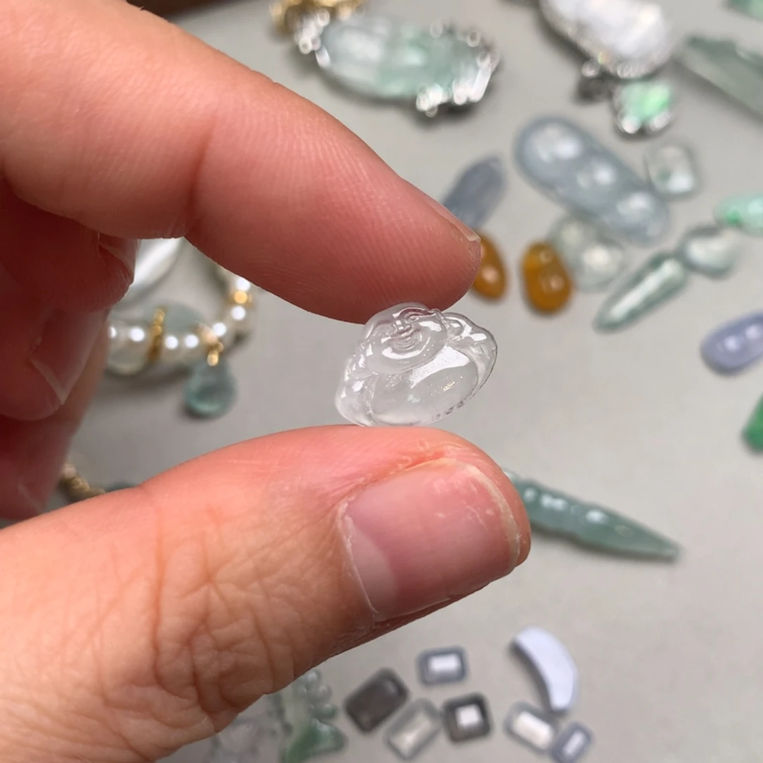 翡翠未镶嵌颈饰佛公