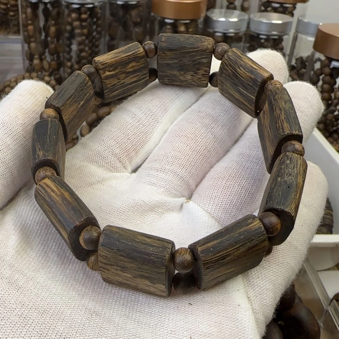 沉香手串西****店绿奇楠手牌珠18克➕