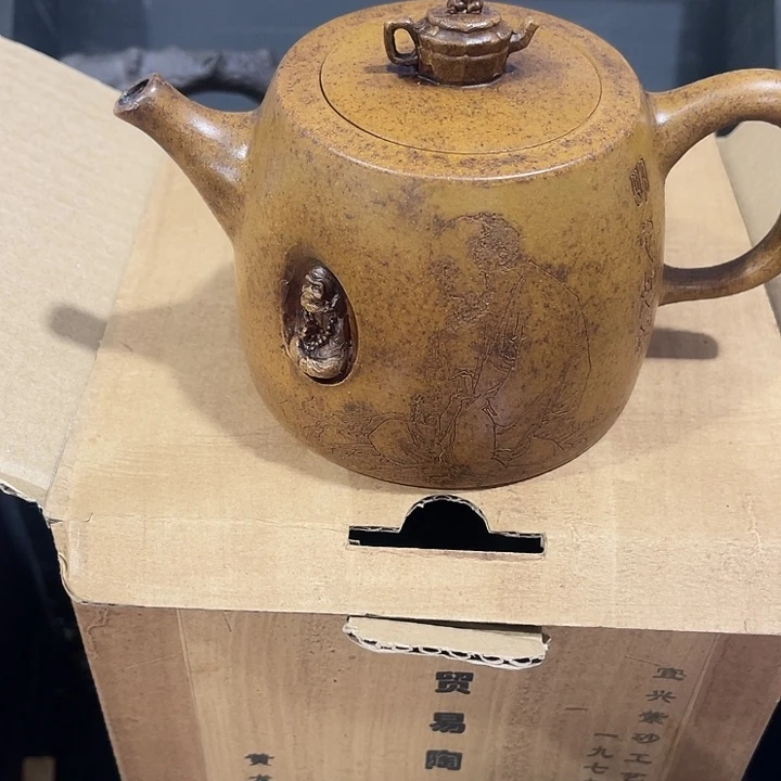 茶壶紫泥原矿泥料手工制作的一把紫砂壶。