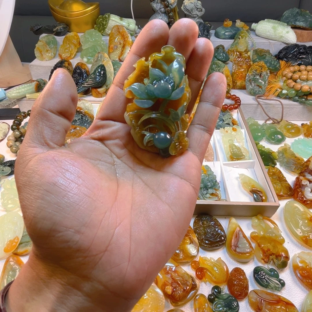 猫***姨未镶嵌蛇纹石玉颈饰
