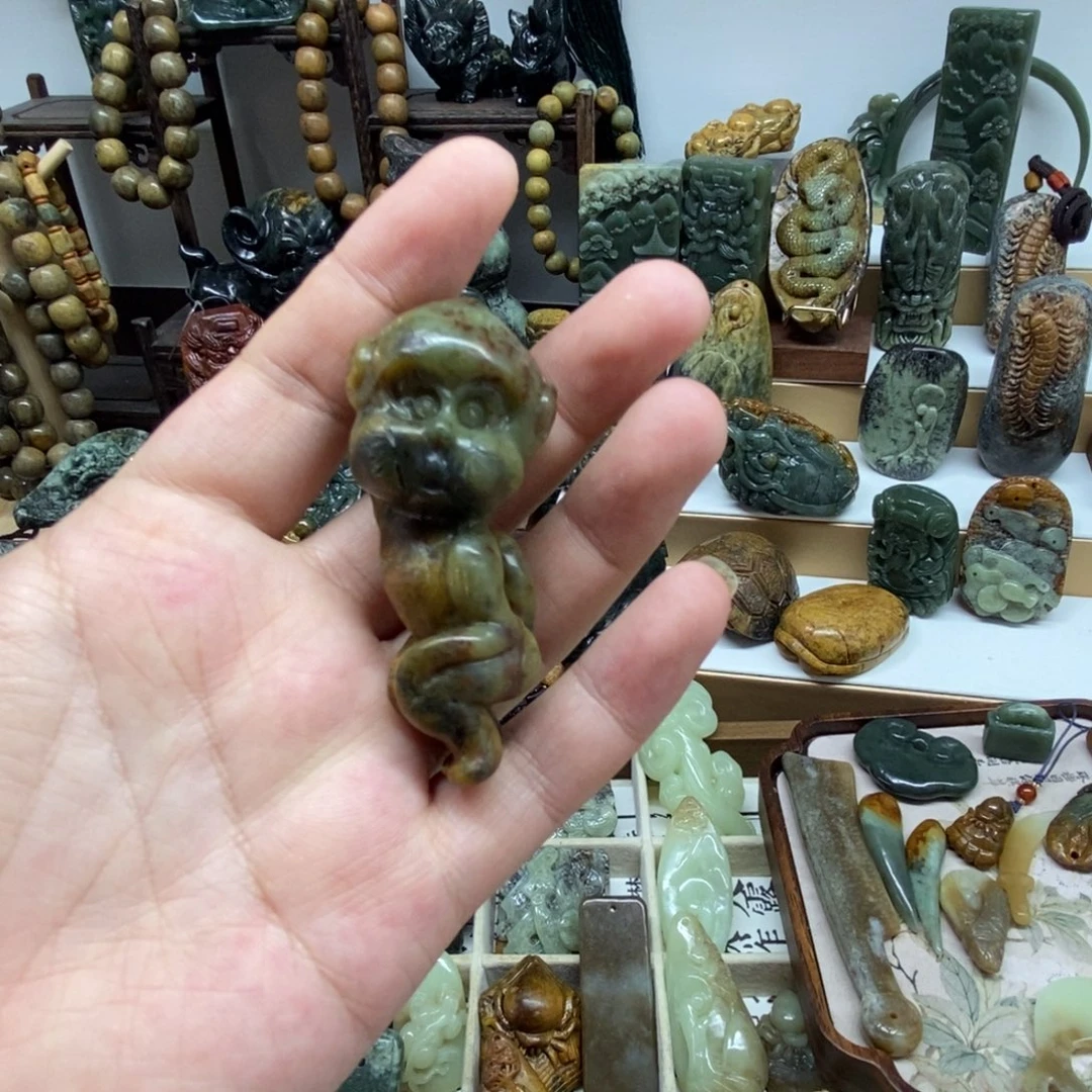 未镶嵌岫岩河磨玉（透闪石质玉）挂件