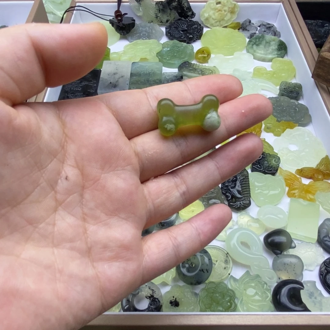 蛇纹石玉未镶嵌颈饰