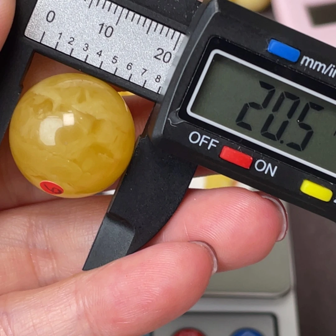 未镶嵌琥珀裸石微瑕175