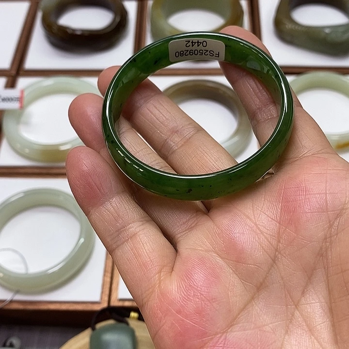 和田玉未镶嵌手镯万元品质