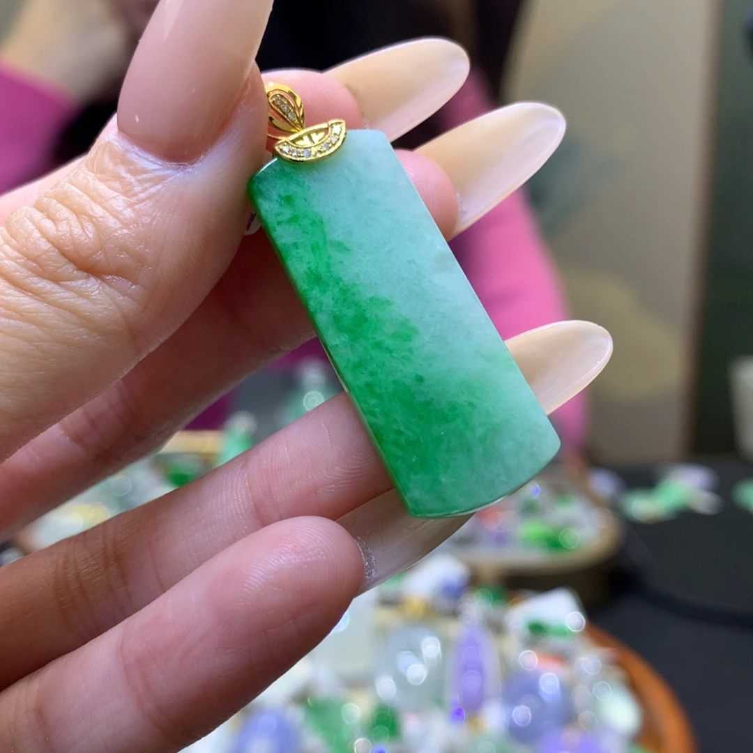 颈饰18K金镶嵌翡翠