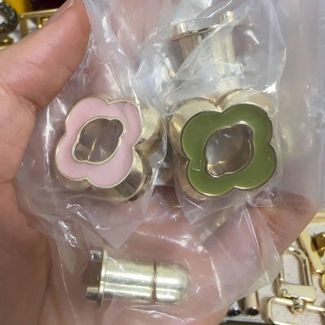 金色扭锁12元2个.