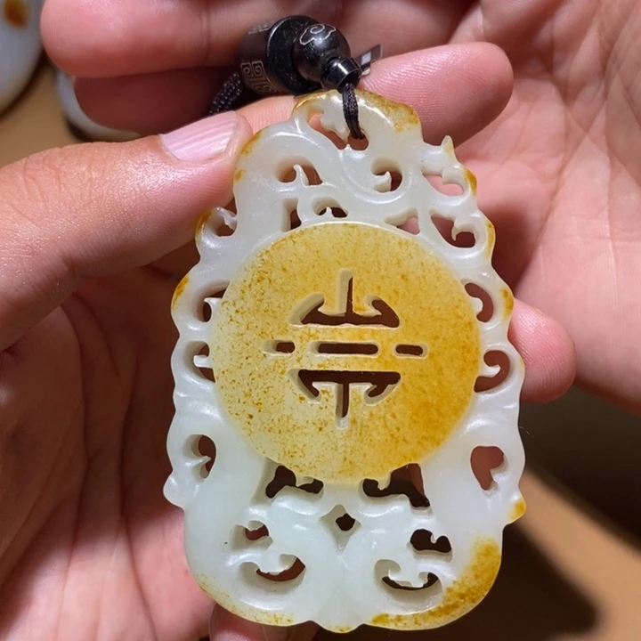 在***约和田玉未镶嵌颈饰