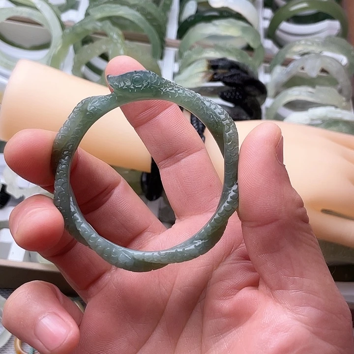 蛇纹石玉手镯未镶嵌