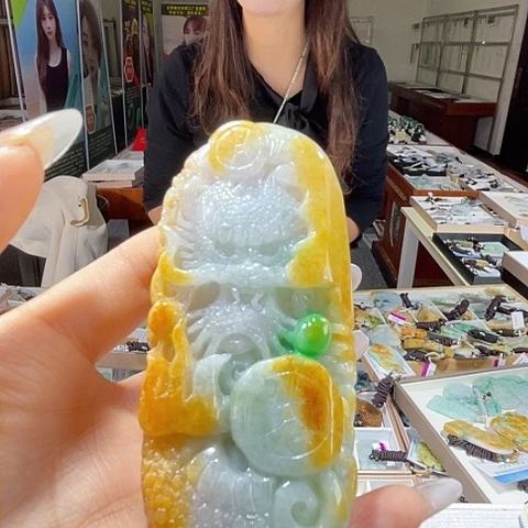 翡翠未镶嵌颈饰一个
