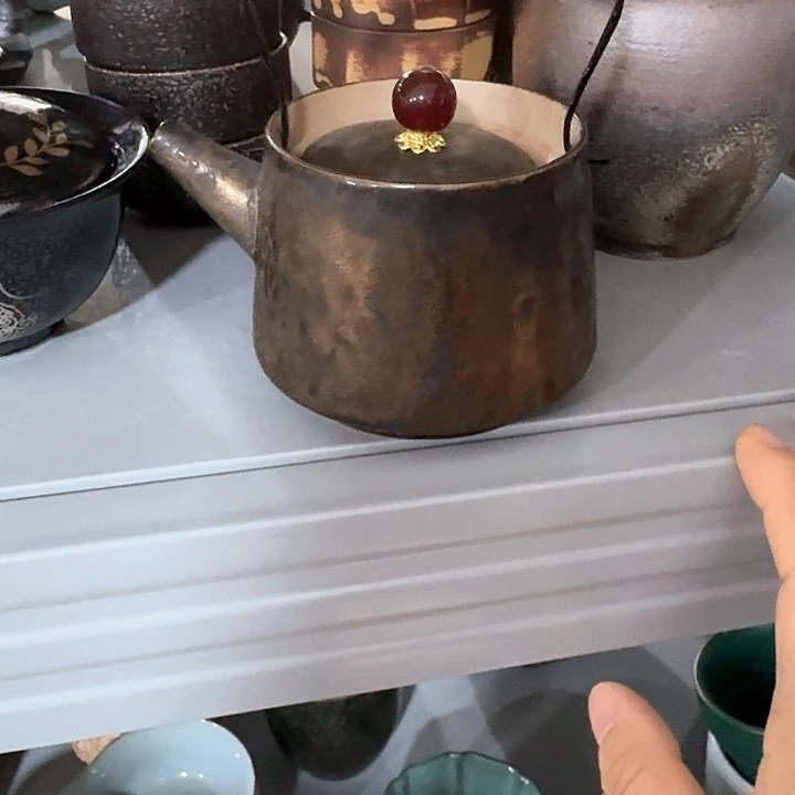 主人杯一个，瓷。。品茗