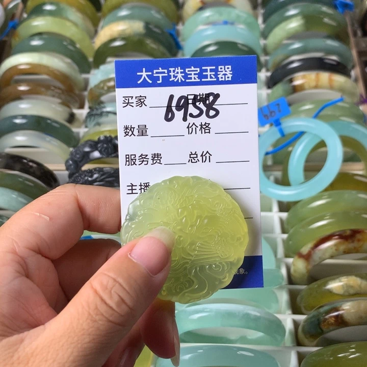 未镶嵌蛇纹石玉颈饰嘴**扬6958