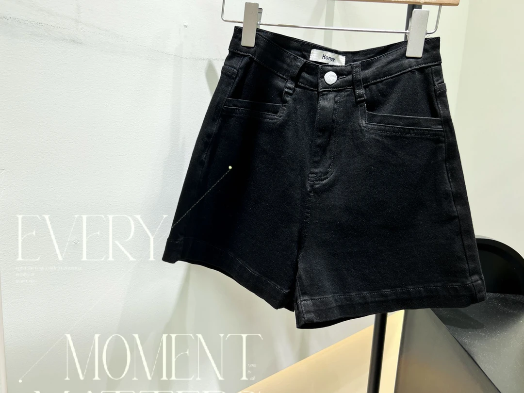 【Q-xyy服饰】小黑金牛仔短裤 1699