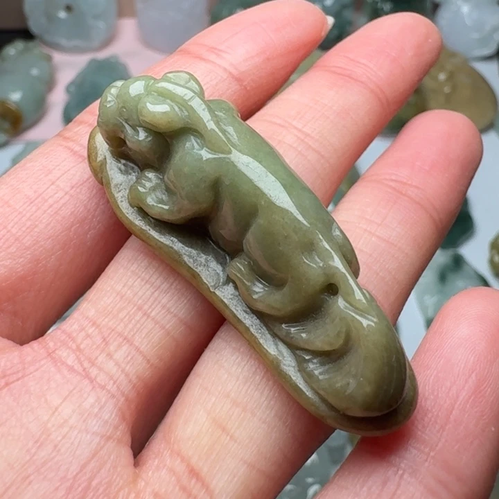 翡翠未镶嵌颈饰貔貅