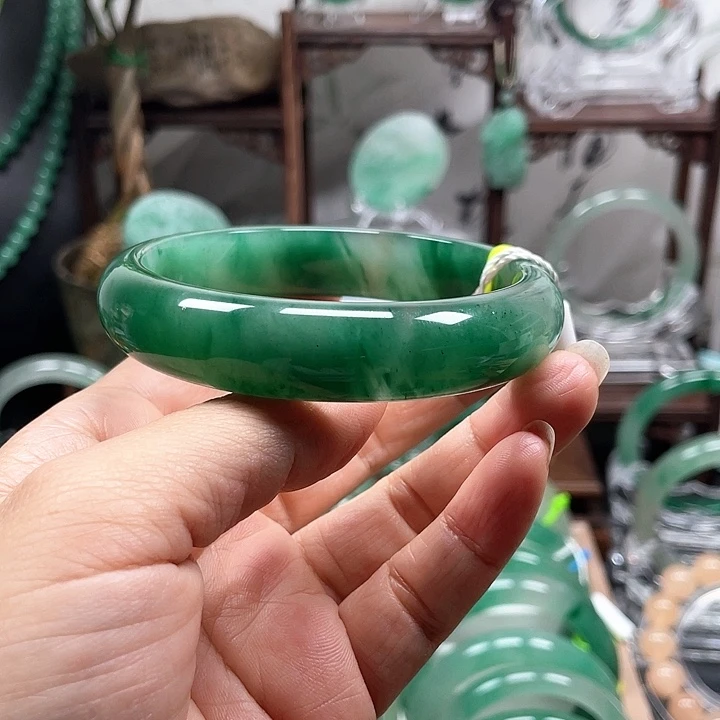 未镶嵌手镯石英质玉?**鹰