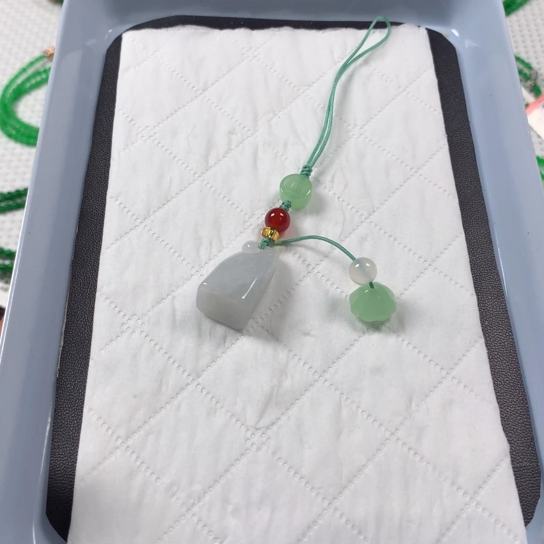 翡翠未镶嵌颈饰车挂