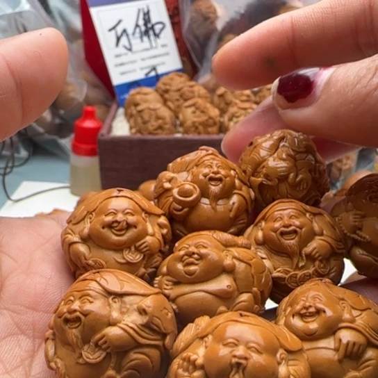 橄榄核手串拿****下雕刻工艺