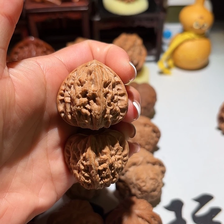大叶紫檀（黑酸枝木类）文玩核桃三角白，修了