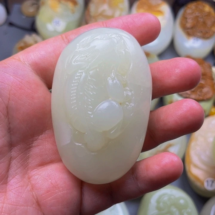 匆***过石材方解石手把件貔貅