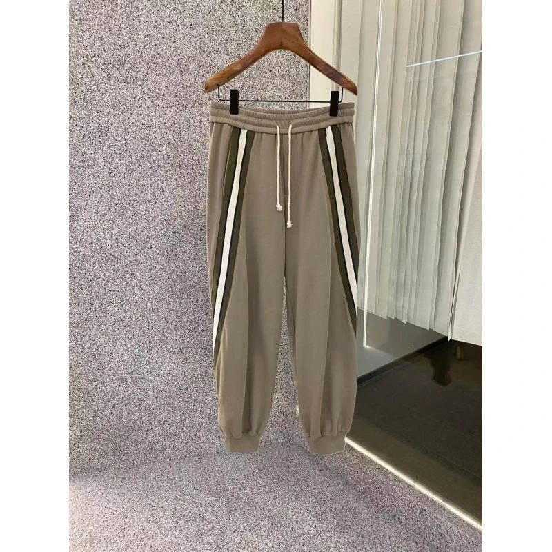 潮牌卫裤宽松版型