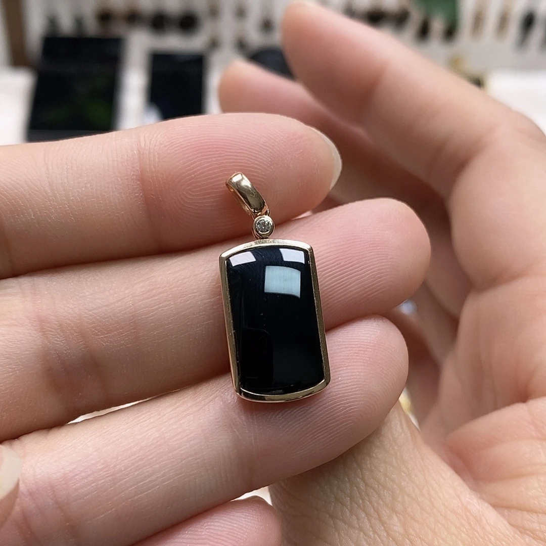 翡翠18K金镶嵌颈饰