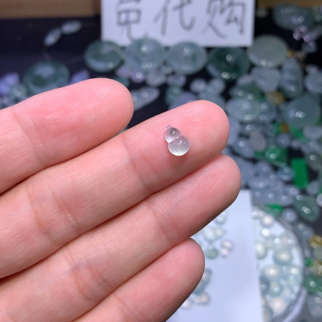 翡翠未镶嵌颈饰葫芦