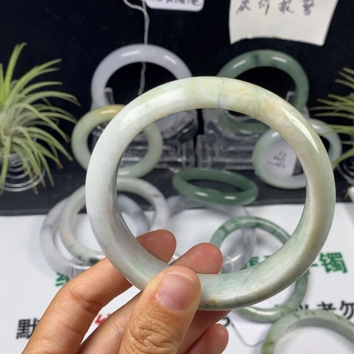 翡翠未镶嵌手镯58号。63.5圈