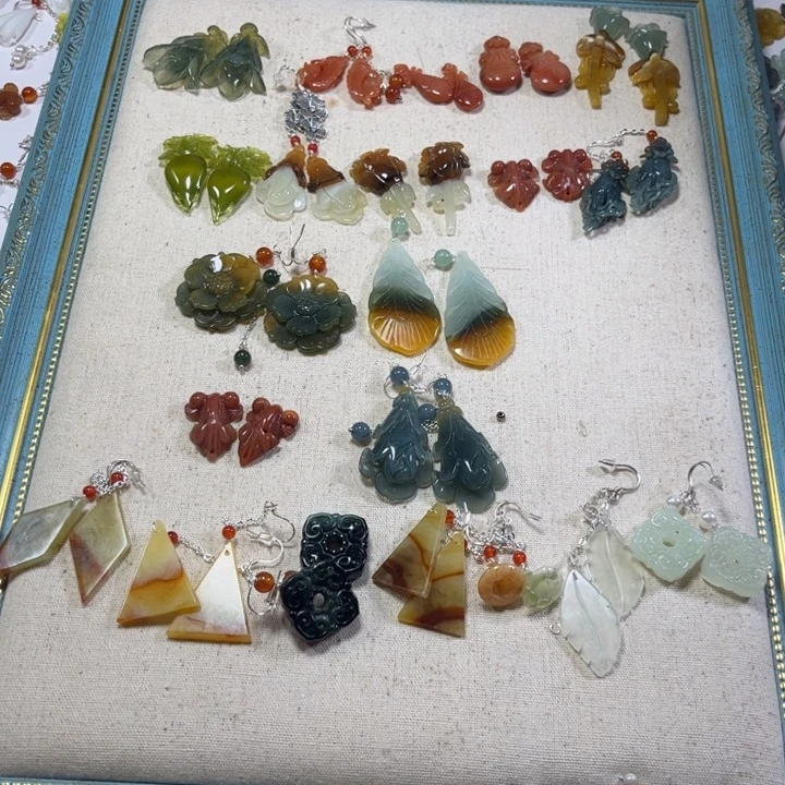 开***心合金蛇纹石玉耳饰