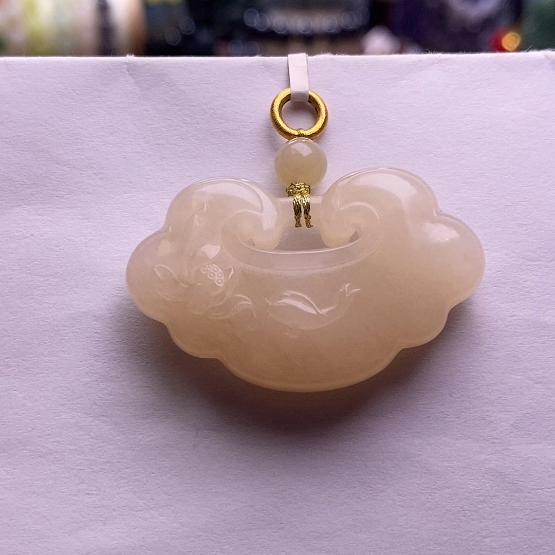 颈饰未镶嵌和田玉红藕粉金镶如意锁吊坠