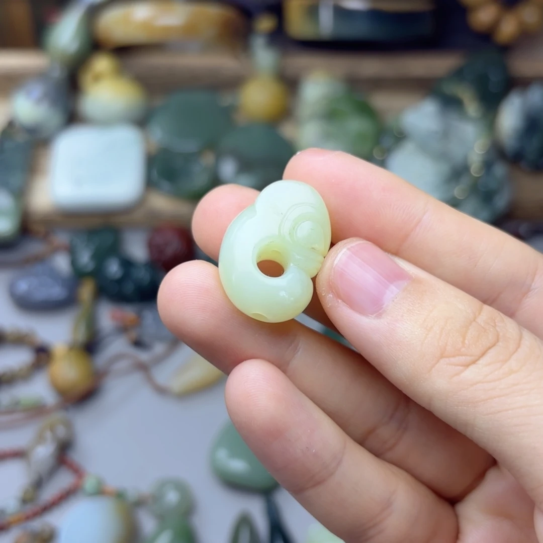 颈饰未镶嵌透闪石质玉通孔老玉猪龙