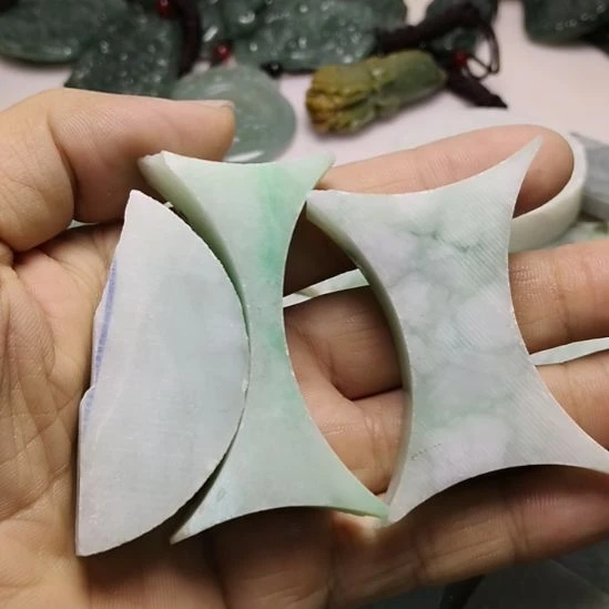 翡翠未镶嵌颈饰挂件