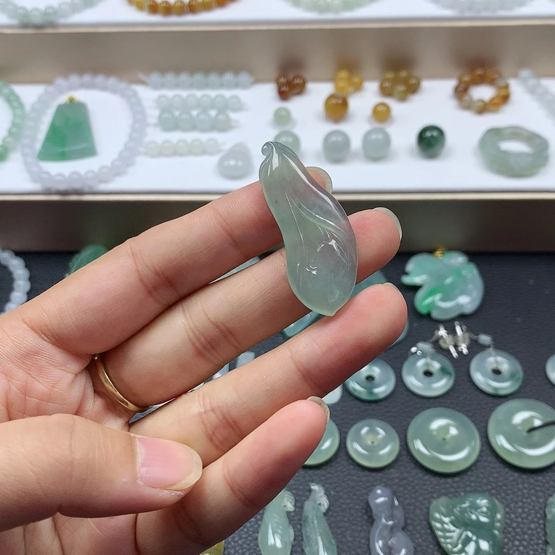 翡翠未镶嵌颈饰玉兰花