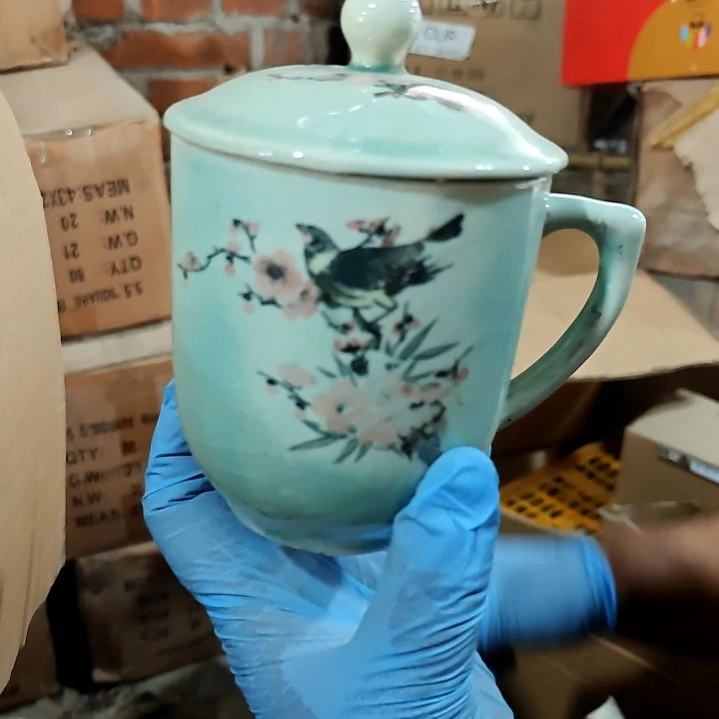 瓷片盘子碗茶壶啥都有