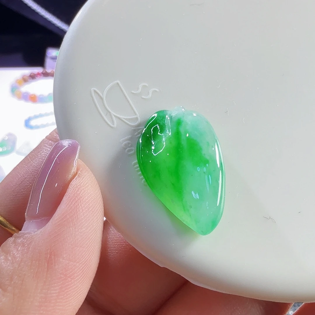 翡翠未镶嵌颈饰裸石