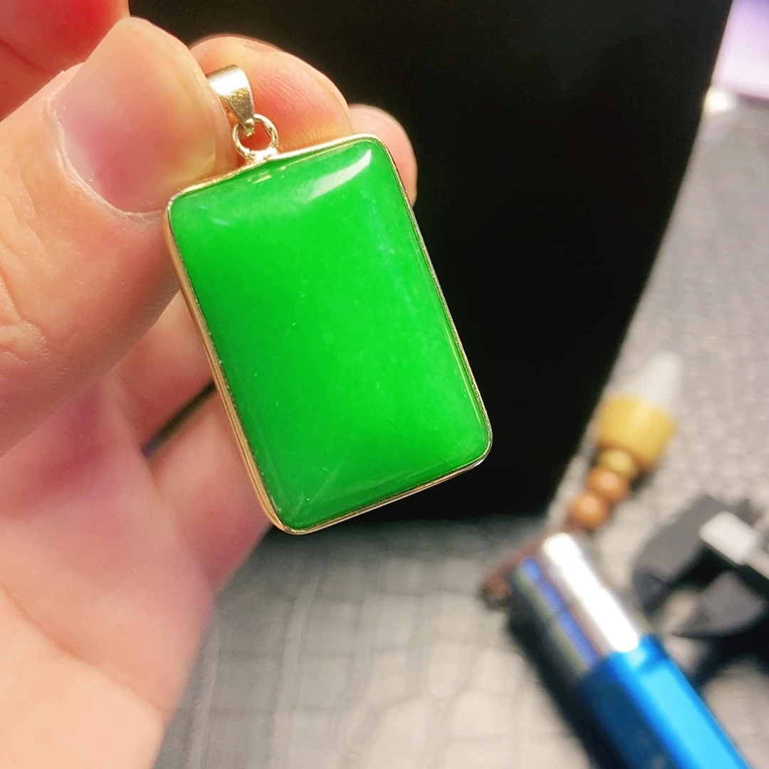 颈饰18K金镶嵌翡翠