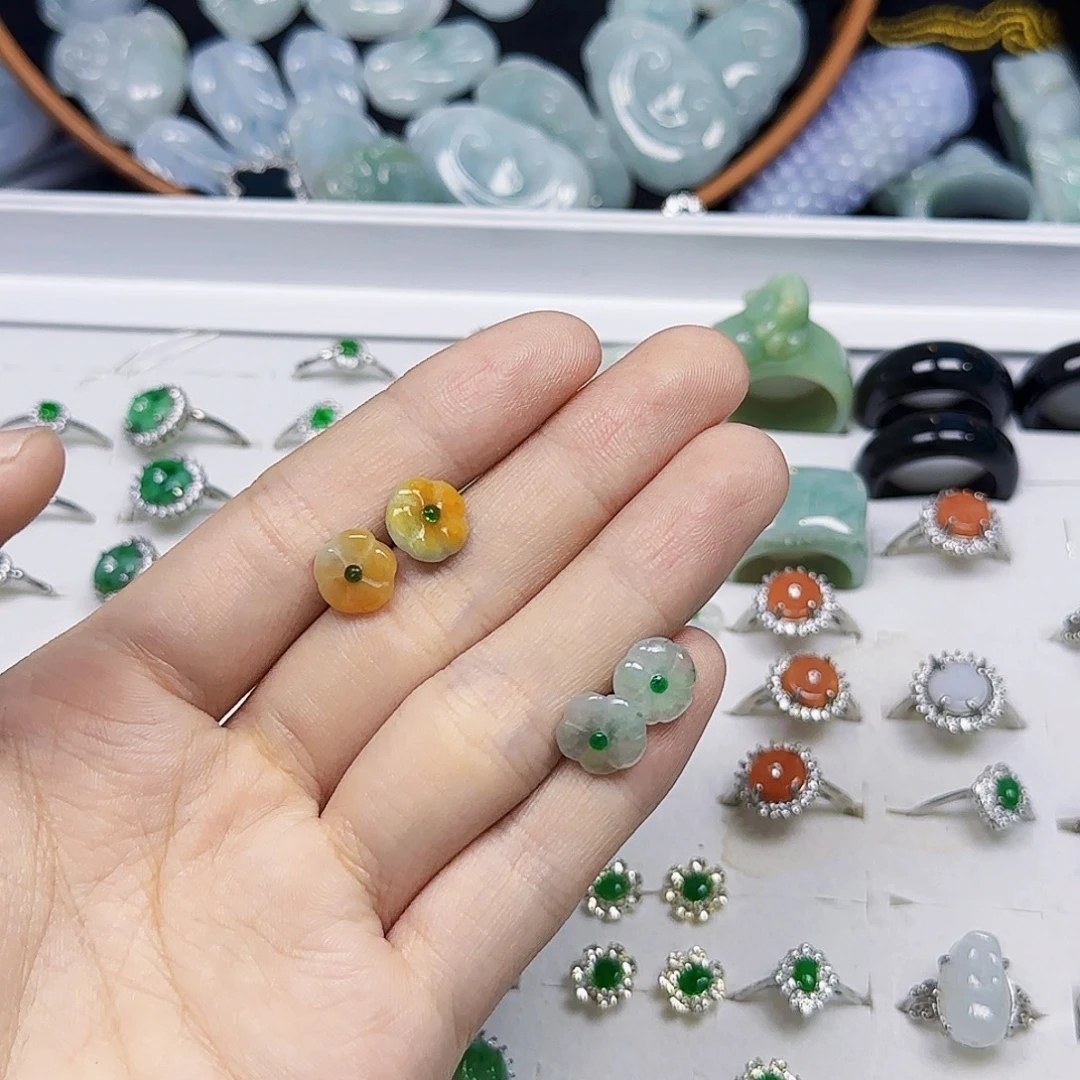 壹****翡翠未镶嵌颈饰翡翠