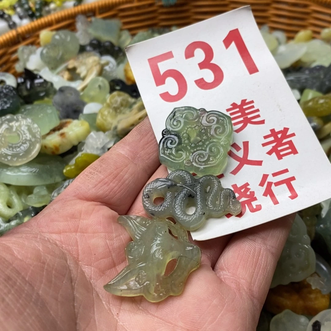 蛇纹石玉挂坠未镶嵌