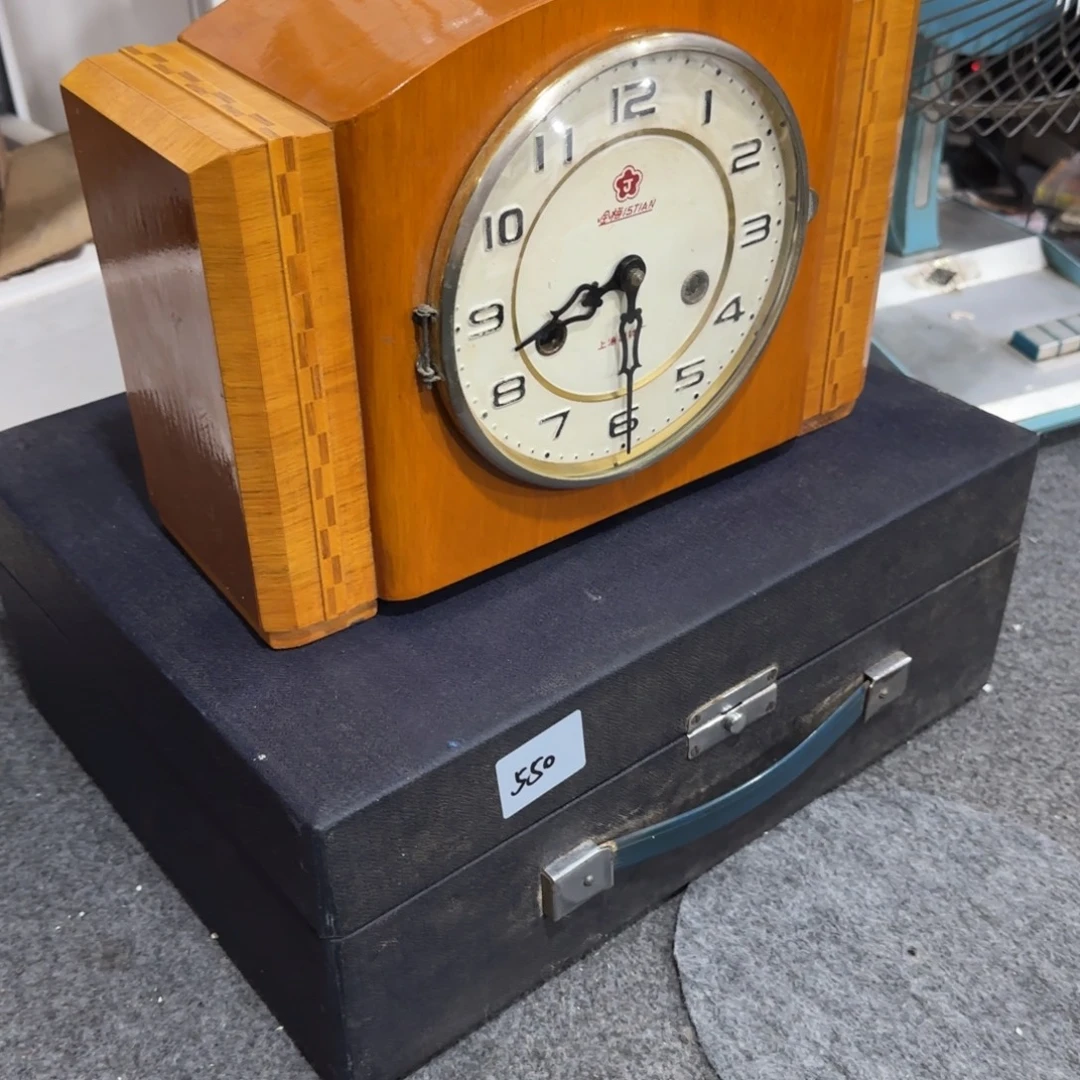 磊***金有机玻璃钟表与电唱机送五张唱片