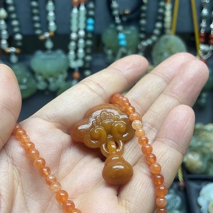 未镶嵌蛇纹石玉颈饰荔**?