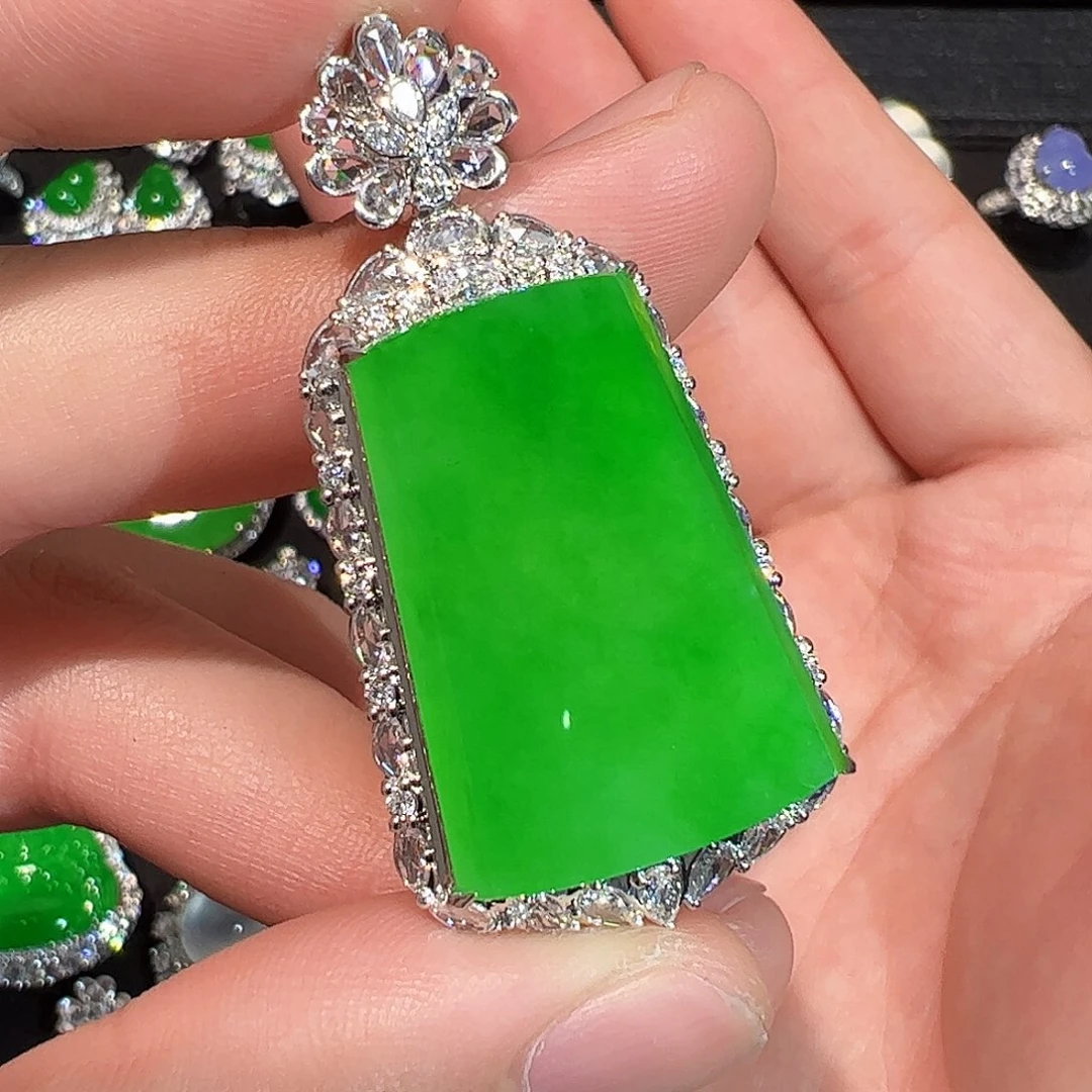 翡翠18K金镶嵌颈饰无事牌