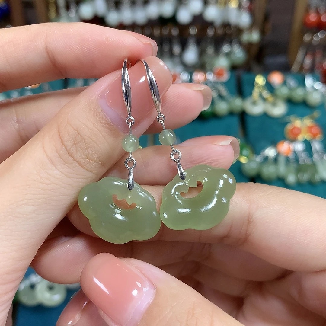 和田玉银S925镶嵌耳饰如意锁卡20左右