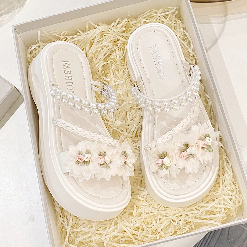 2025夏季新款仙女风花朵拖鞋女外穿厚底甜美珍珠一字凉拖凉鞋两穿