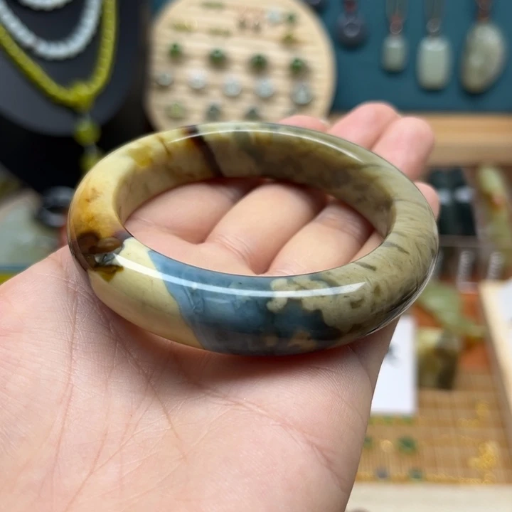 蛇纹石玉未镶嵌手镯