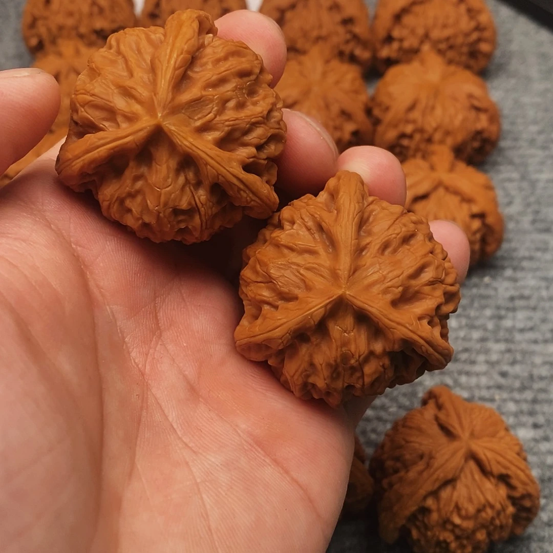 文玩核桃吊坠亓***仁精工修复三棱42宫灯奔