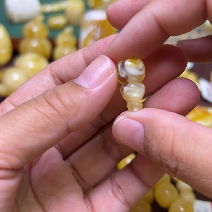 蜜蜡未镶嵌珠宝奇石