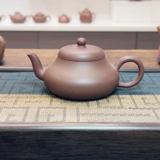 紫砂茶壶黄龙山原矿底槽清半手工（160 cc）