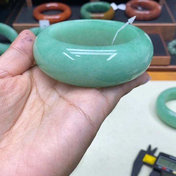 蓝***冰石英质玉未镶嵌手镯