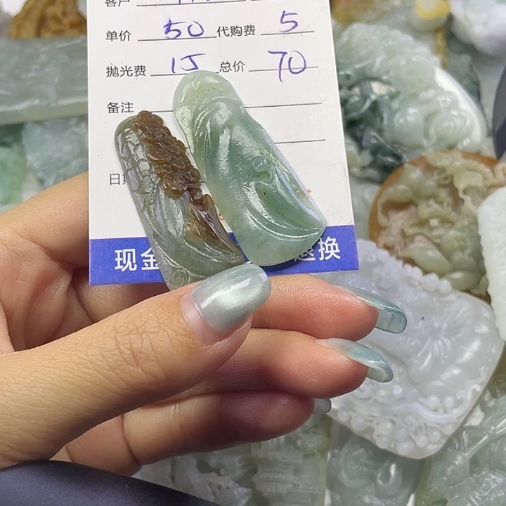 自***。翡翠未镶嵌颈饰18-12