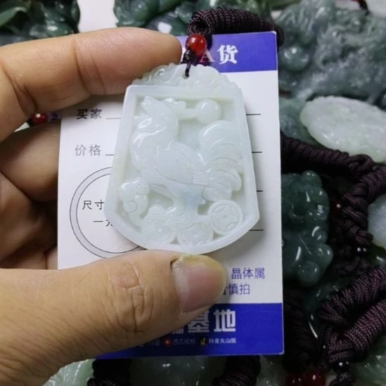 翡翠未镶嵌颈饰挂件