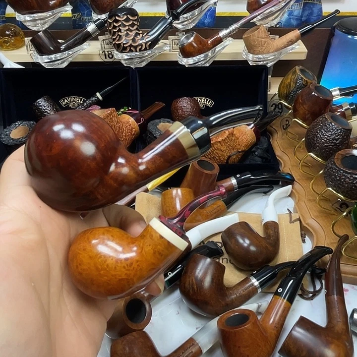 荷*蒙烟斗是由两种颜色组合在