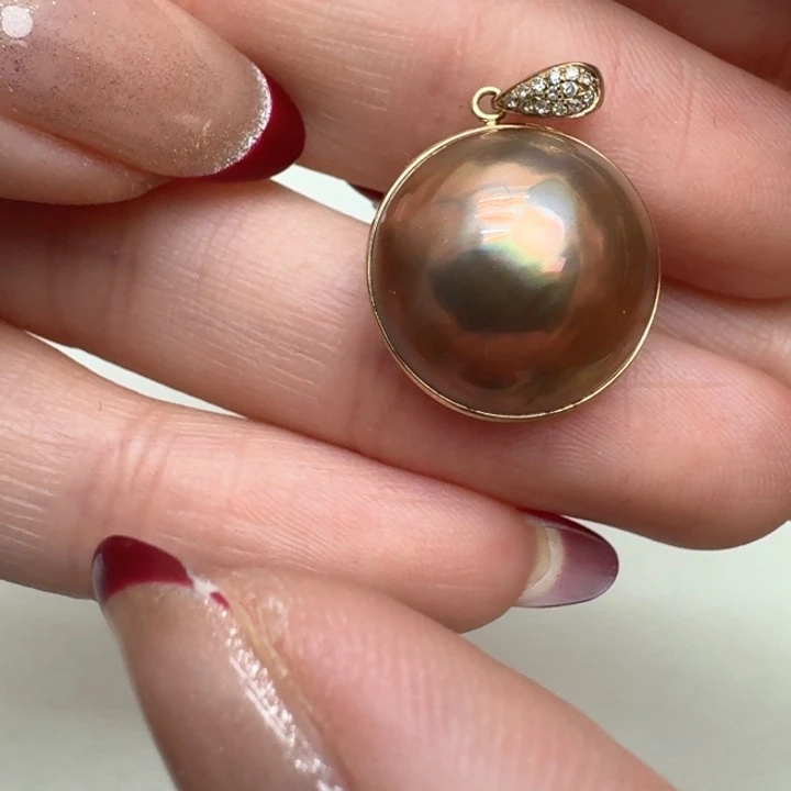 拼合珍珠（马贝珠）颈饰18K金镶嵌